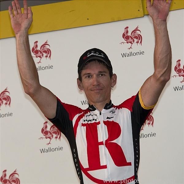Robbie McEwen (RadioShack) salutes the crowds.