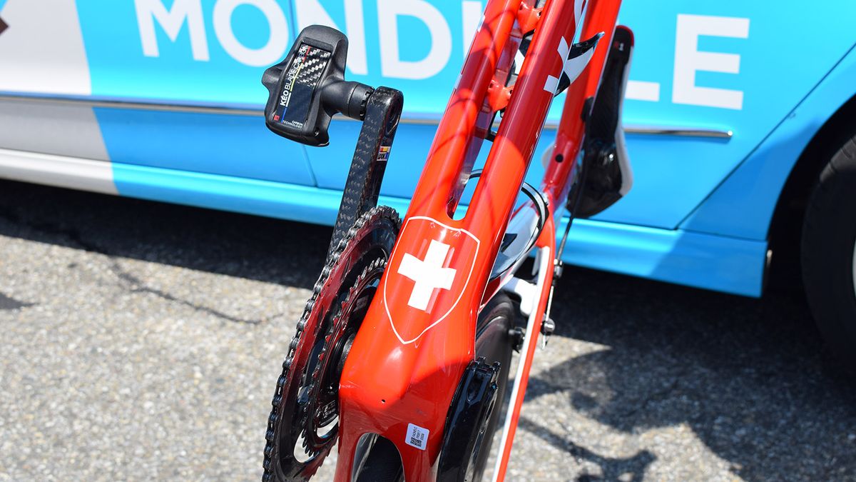 Dillier has the Swiss emblem on the bottom of his down tube, here you can also see the split down tube design of the Factor One