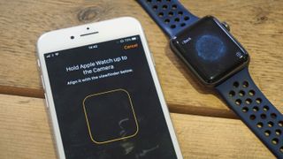 iPhone ja Apple Watch vierekkäin käyttöönottoa varten