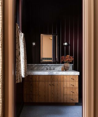 A bathroom with cafe style curtains