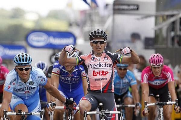 Robert F&ouml;rster (Gerolsteiner) gives McEwen a pat of congratulations