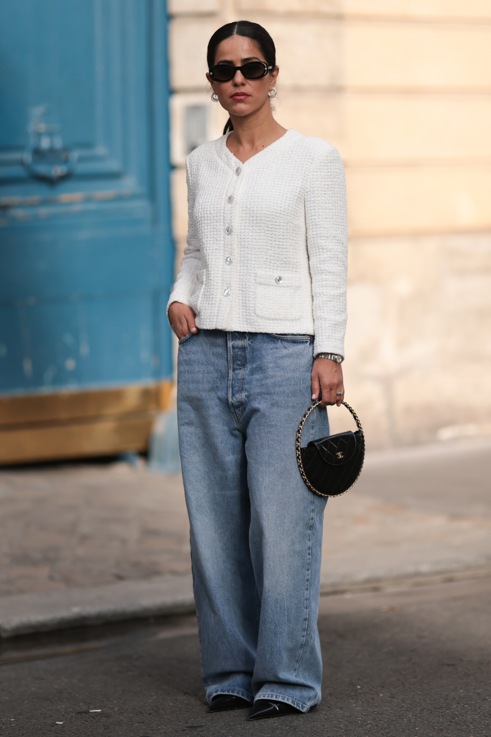 Woman wearing baggy jeans