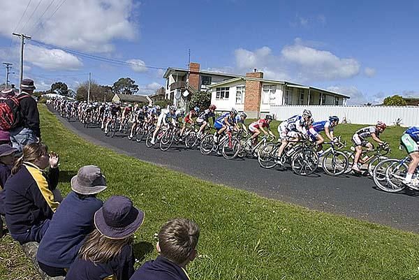 The peloton rolls around the backstreets of Ulverstone during the 36km stage six criterium.