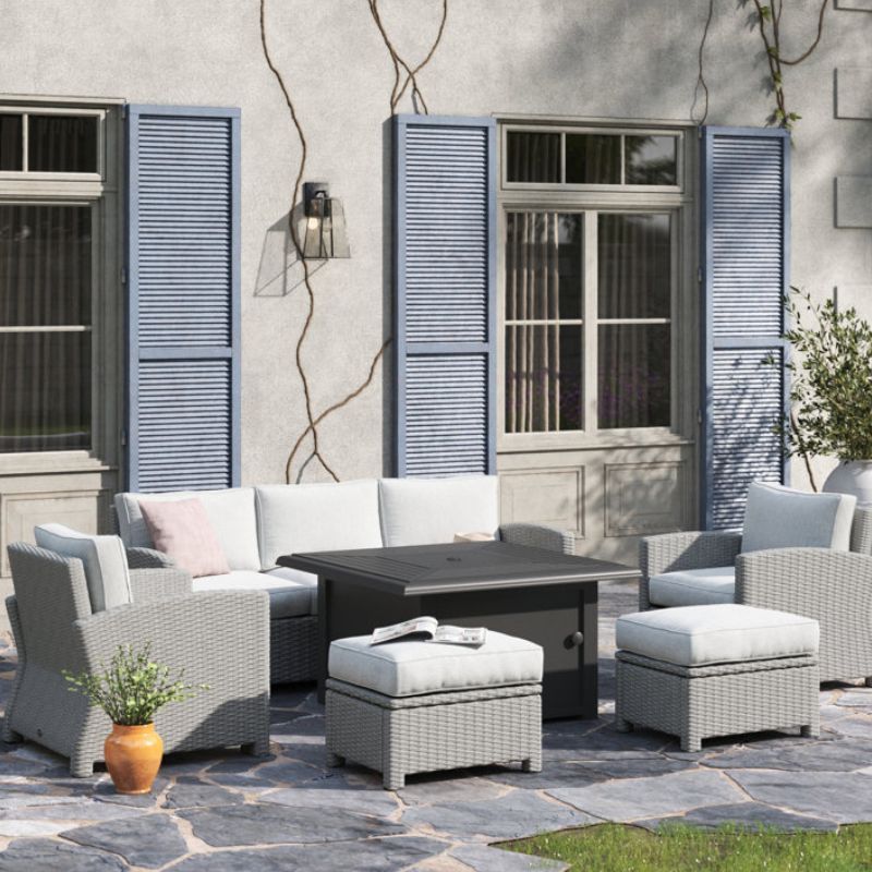 A seven-piece outdoor seating group for Kelly Clarkson