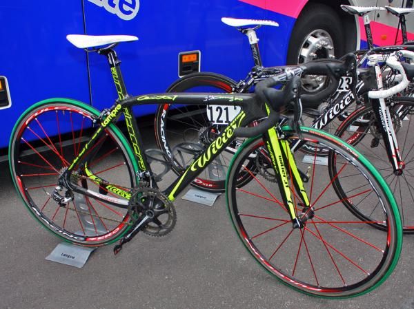 Wilier has provided both Alessandro Petacchi and Damiano Cunego (Lampre-Farnese Vini) with these brightly colored Cento 1 Superleggeras.