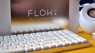 Lofree Flow mechanical wireless keyboard photograph showing keyboard and box