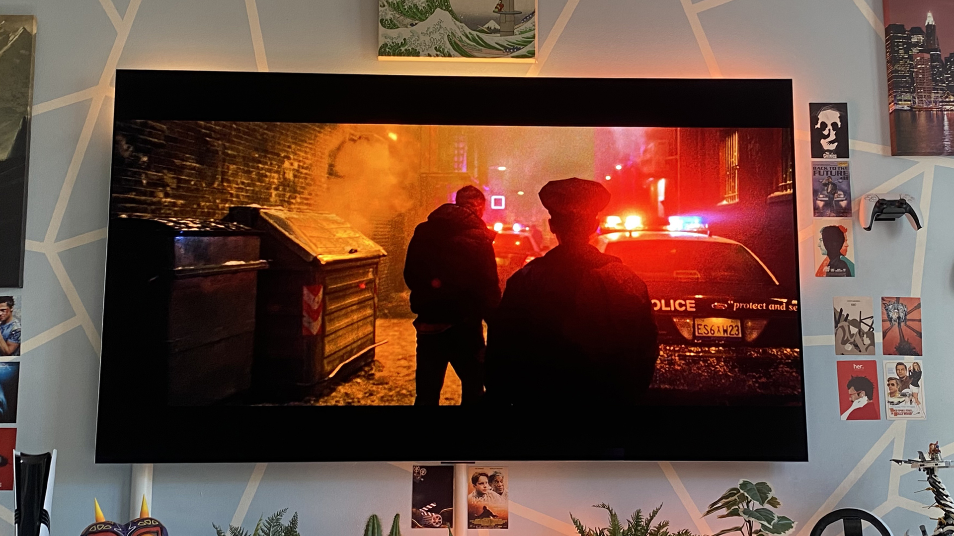 The Philips Hue Play HDMI Sync Box 8K with image onscreen from Havoc