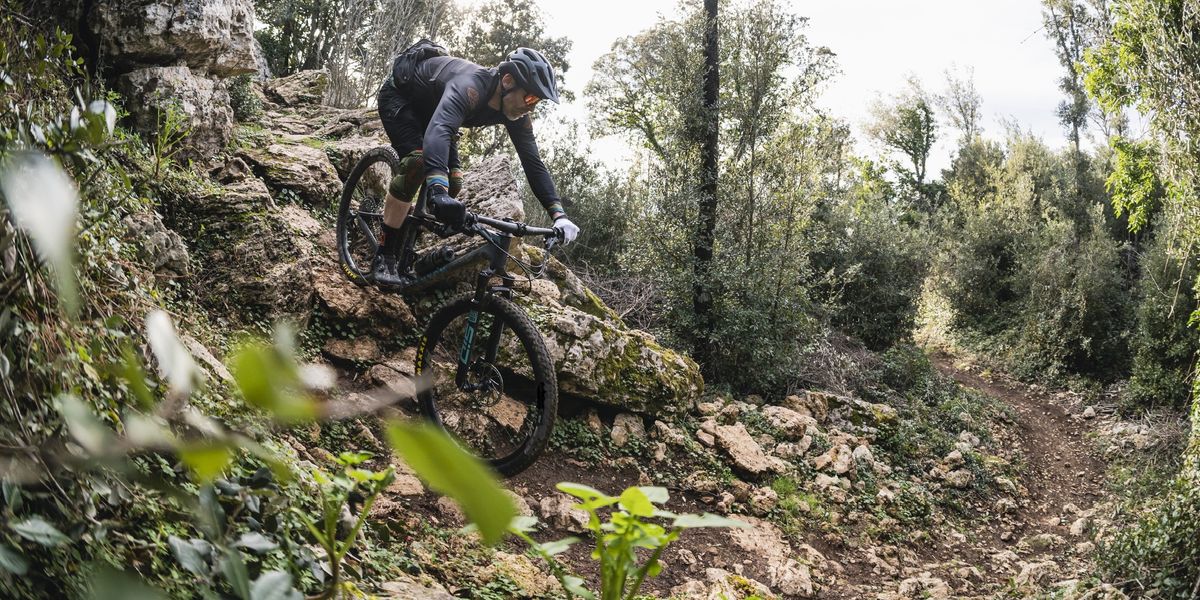 Canyon Lux Trail on a tricky, rocky descent 