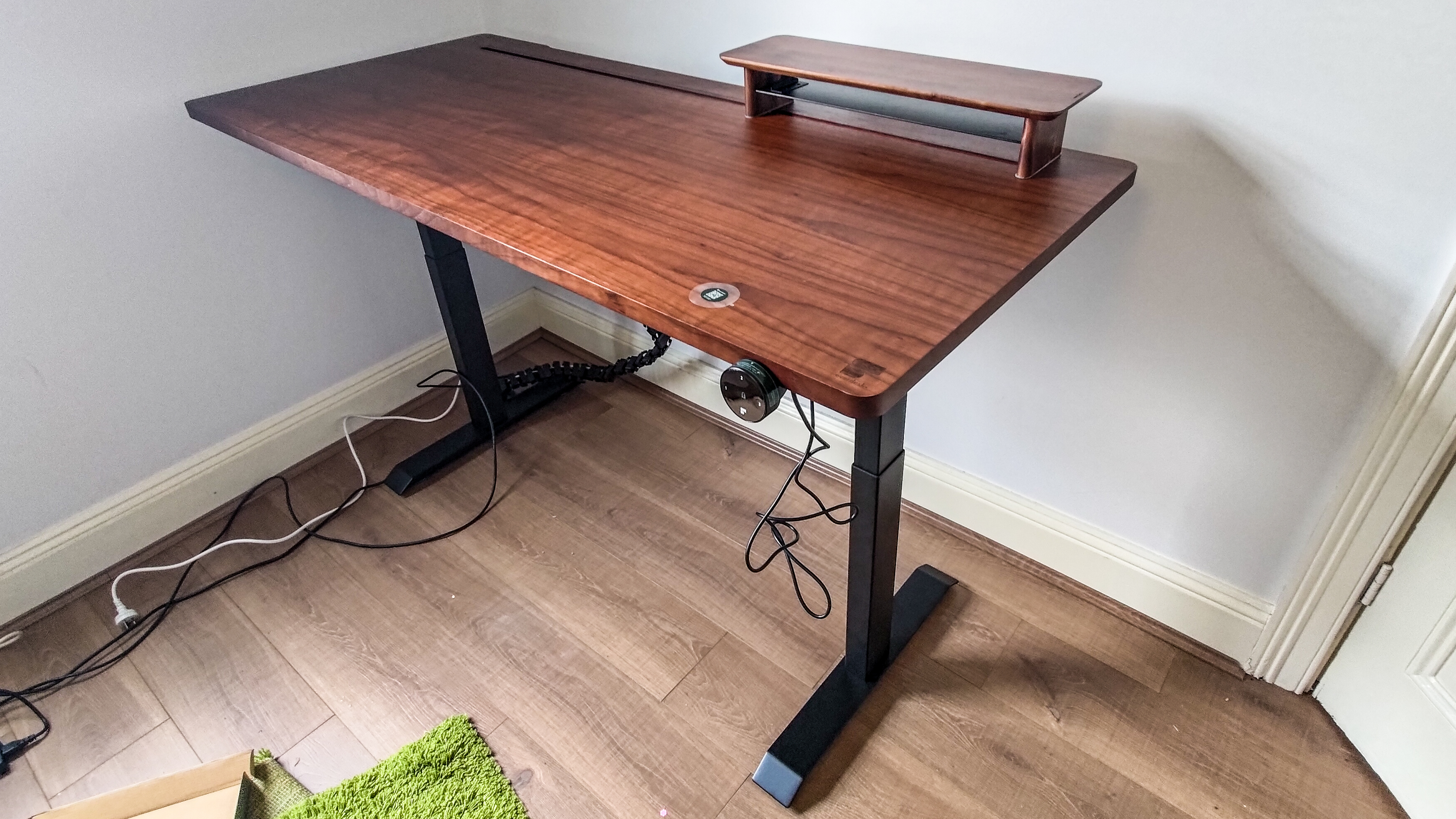 A large-sized modular shelf matching the EverDesk Max Walnut finish