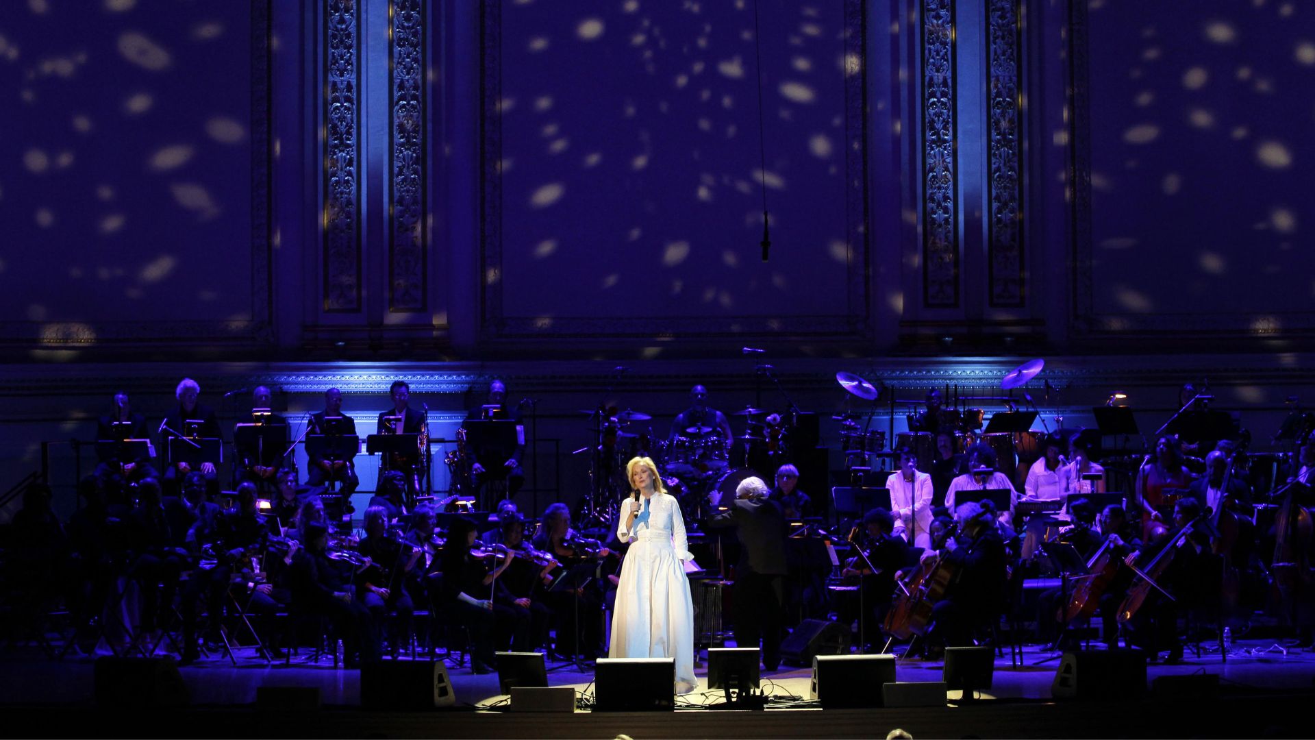 Meryl Streep singing on stage at the Rainforest Fund concert