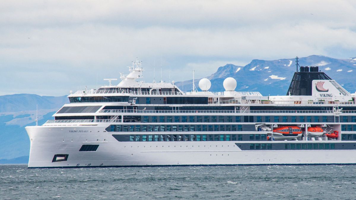 cruise ship and rogue wave