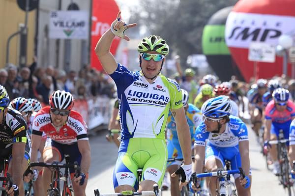 Elia Viviani (Liquigas - Cannondale) wins stage 2a.