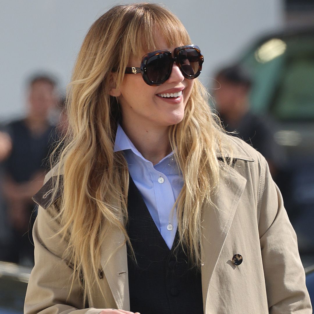 Jennifer Lawrence arrived at Dior by Jonathan Anderson&#039;s Spring 2026 show in a trench coat and pumps