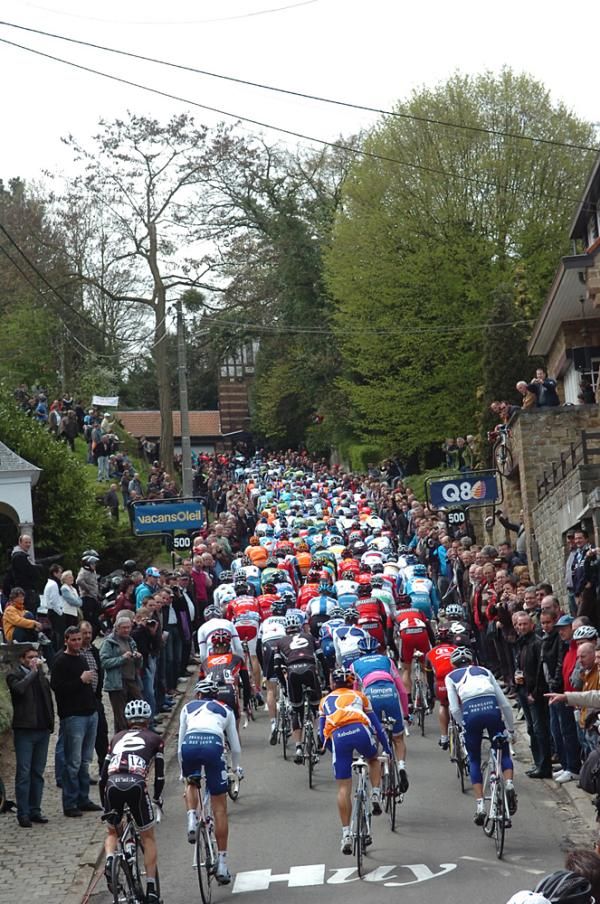 The peloton on the Mur de Huy
