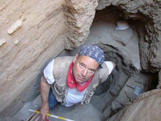 Nicholas Conard excavates Chogha golan