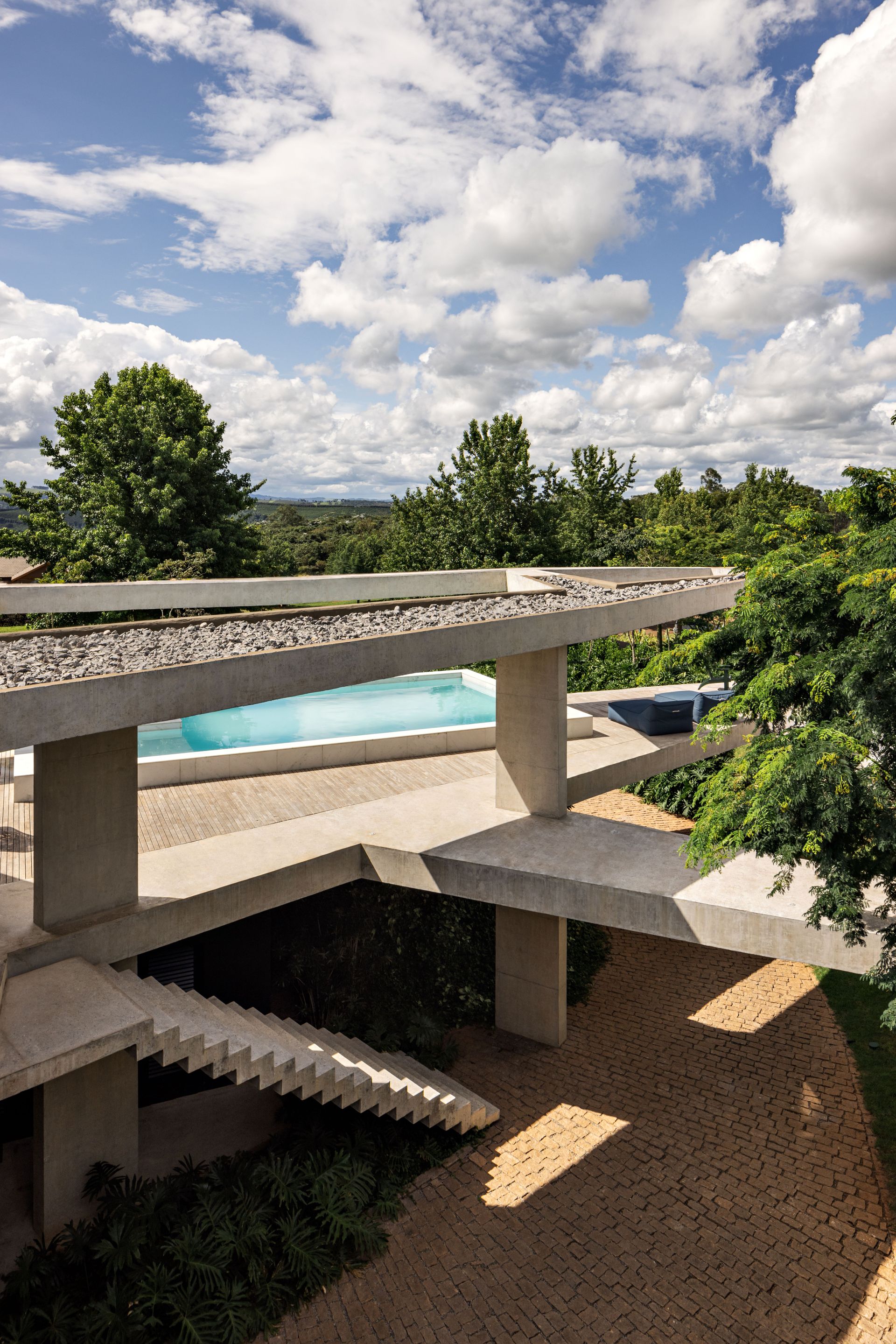 Casa Subtração exterior view and staircase