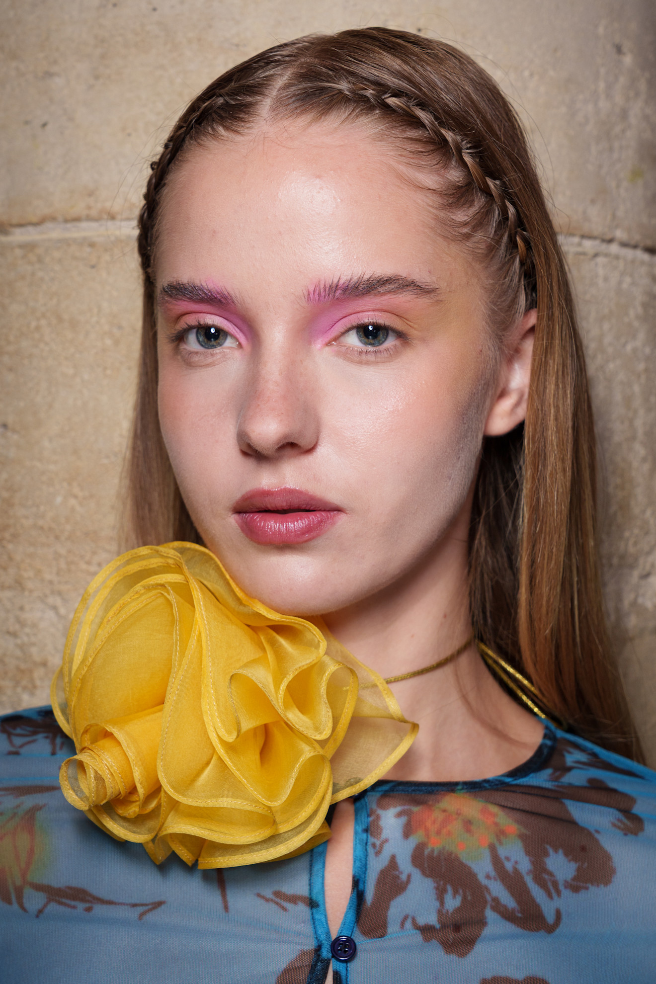 A model at the Shuting Qius spring/summer 25 show wearing bright pink eyeshadow.