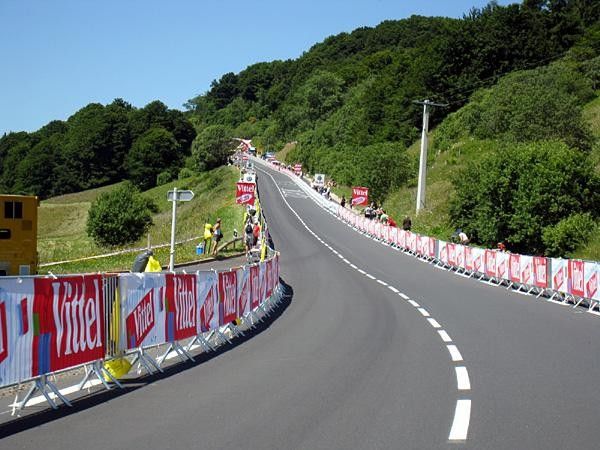 The road ramps up with 1300 metres remaining.