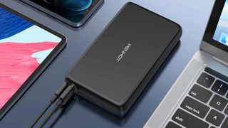 HenHot Laptop Power Bank next to other devices.