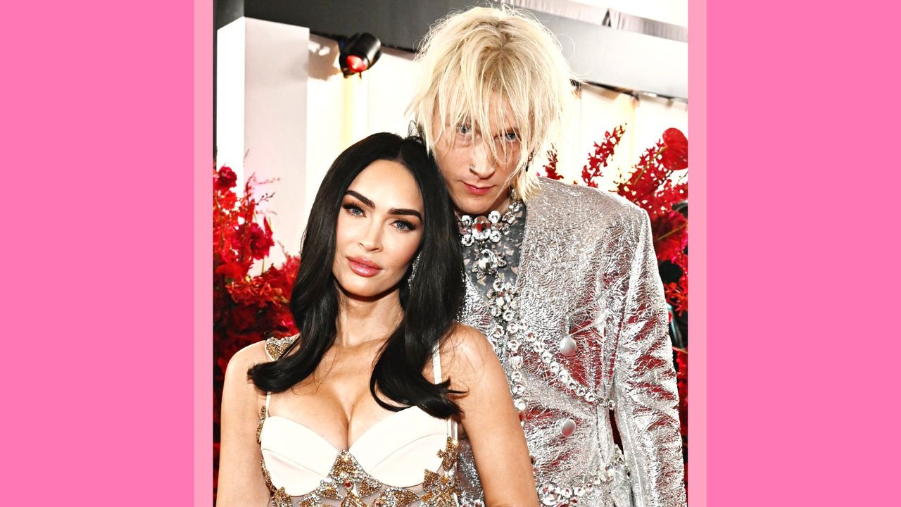  Megan Fox and Machine Gun Kelly pose together in front of a backdrop of red flowers as attend the 65th GRAMMY Awards on February 05, 2023 in Los Angeles, California/ in a pink template