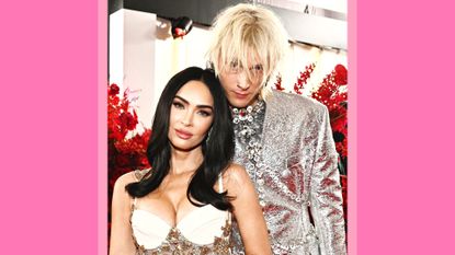  Megan Fox and Machine Gun Kelly pose together in front of a backdrop of red flowers as attend the 65th GRAMMY Awards on February 05, 2023 in Los Angeles, California/ in a pink template