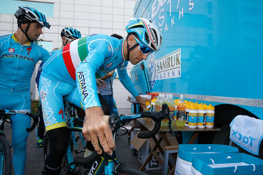 Vincenzo Nibali checks the options for lunch