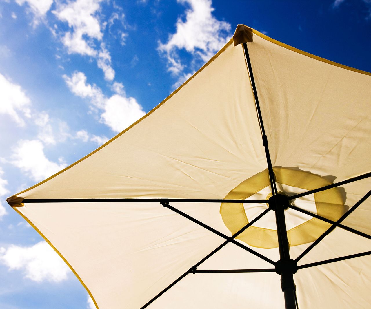 How to clean a patio umbrella: 7 simple steps to follow | Homes & Gardens