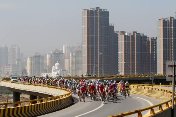 The peleton make its way out of Xining.