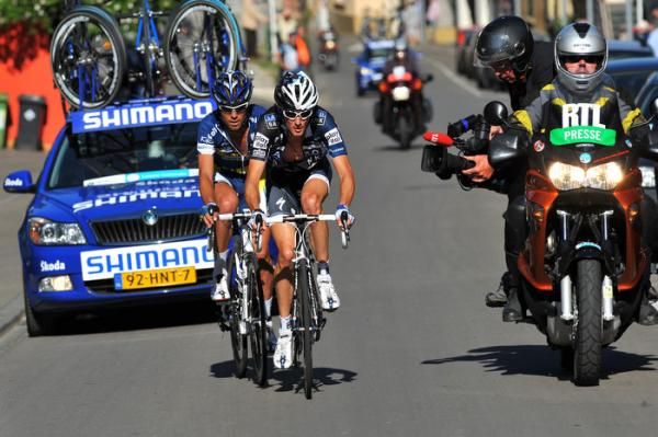 The tv moto rides alongside Fr&auml;nk Schleck (Saxo Bank) and Matteo Carrara (Vacansoleil).