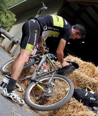 Eddie O'Dea (Topeak Ergon) shuffles his gear during the Trans North Georgia