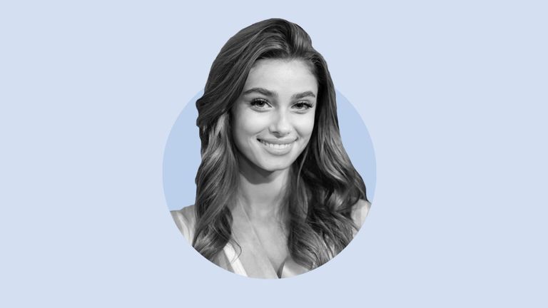 Nose, Smile, Lip, Hairstyle, Chin, Eyebrow, Facial expression, Style, Step cutting, Jaw,