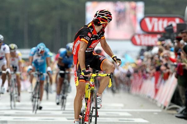 Alejando Valverde (Caisse d'Epargne) has a quick check behind.