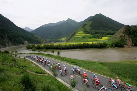 The peleton makes its way down a valley for the half the stage.