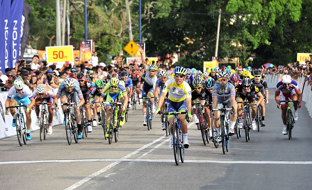 Caleb Ewan (Orica-GreenEdge) wins stage 6