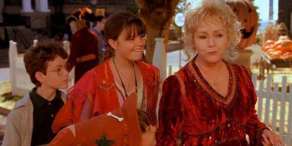 The Cast Of Disney's Halloweentown Reunited, And Honored Debbie Fisher ...