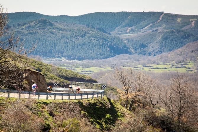 Riders descend a tight switchback in the mountains at the Vuelta de Castilla y Leon