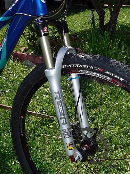 It looks like a standard Rock Shox Reba SL 29