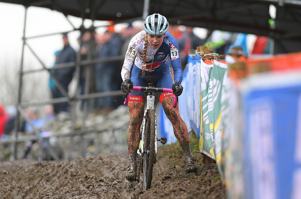 Evie Richards on her way to winning U23 world title in Valkenburg