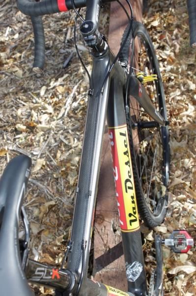 The rear derailleur and brake cables are run along the top tube