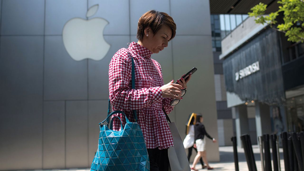 Woman looking at her phone © NICOLAS ASFOURI/AFP via Getty Images