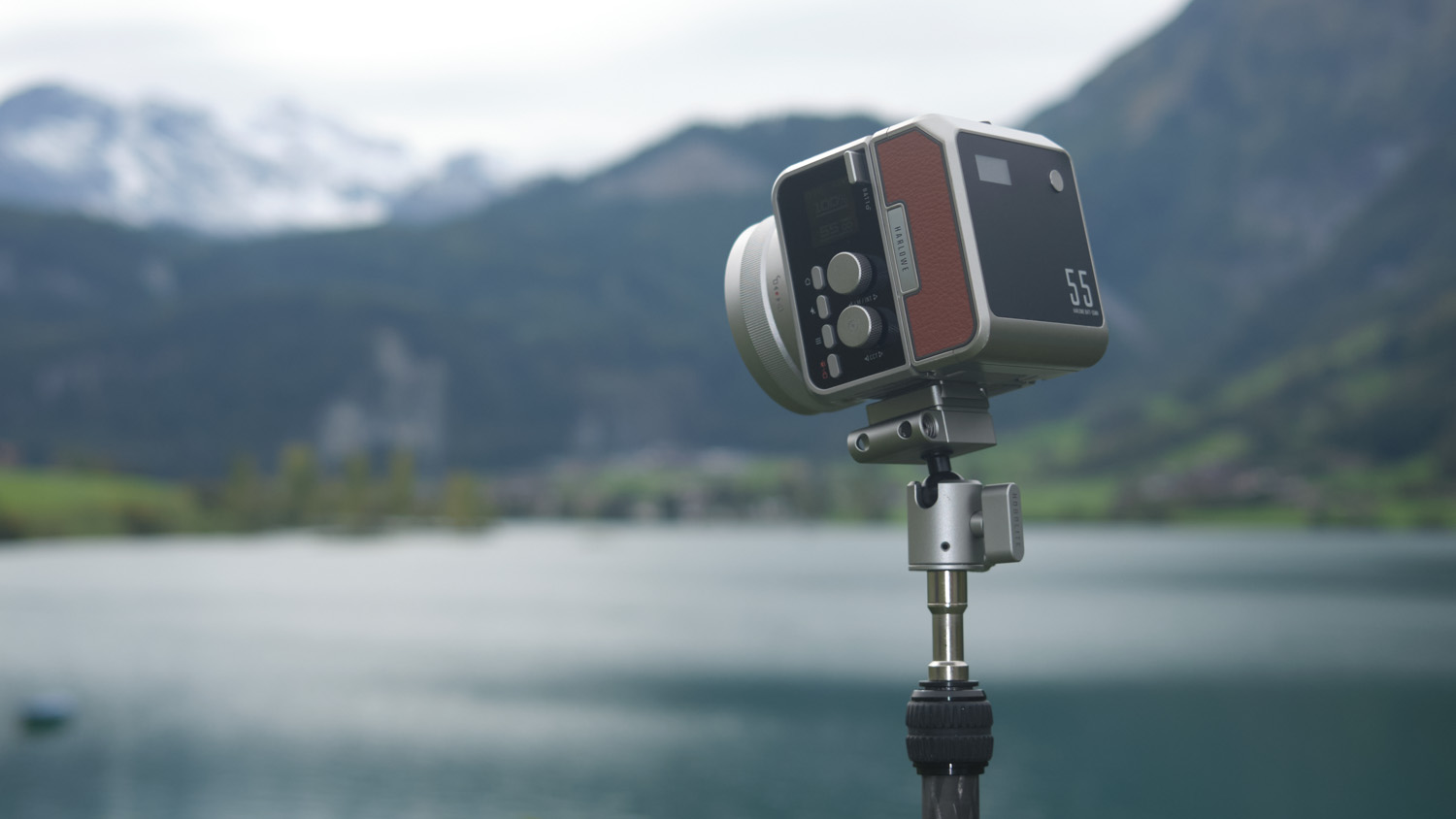 Harlowe Max Air 40 lifestyle image in front of mountain landscape