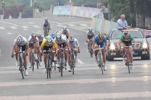 Ina-Yoko Teutenberg (HTC Highroad) sprints to victory on stage 2.
