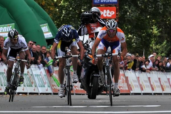 Ricco and Martens battle it out to the line.