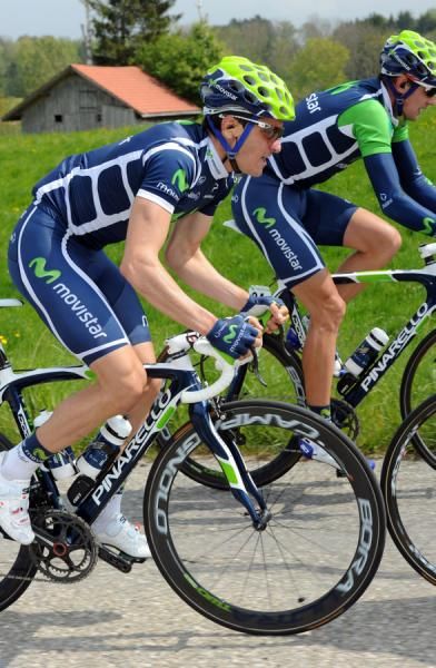 Movistar rider Enrique Sanz riding in the bunch.