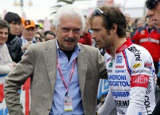Androni-Giocattoli head honcho Gianni Savio chats with Michele Scarponi at the start