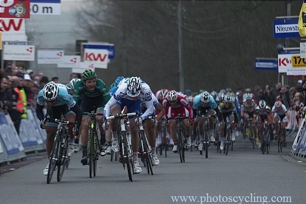 Francesco Chicchi (Omega Pharma-Quickstep) and Arnaud Demare (FDF-Big Mat) battle for stage honours.