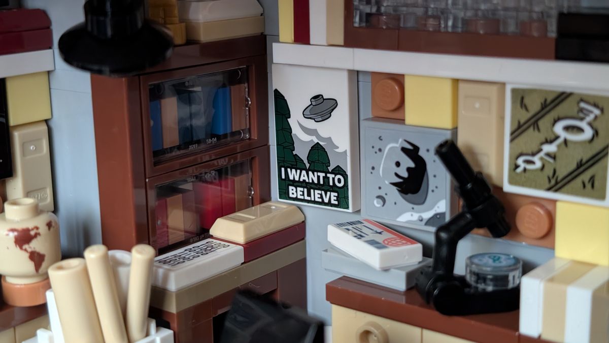 Picture of the Lego The X-Files set