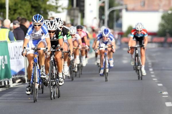 Jo Hogan (Team Jayco-VIS) leads a chase to Rhodes, marked by GreenEDGE riders.