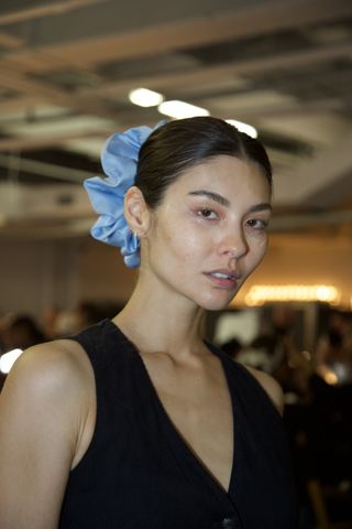 Gaya rambut Alice + Olivia S/S 25