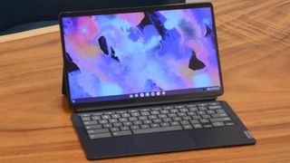 Ein Lenovo IdeaPad Duet 5 Chromebook auf einem Holztisch